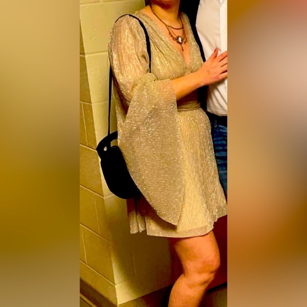 Size small gold dress! Worn only once, great material, and long/wide sleeves.